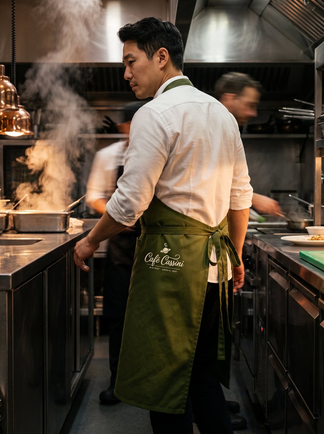 Porté — Karlowsky Bistro Apron Basic Moss Green, sérigraphie en grand format, devant