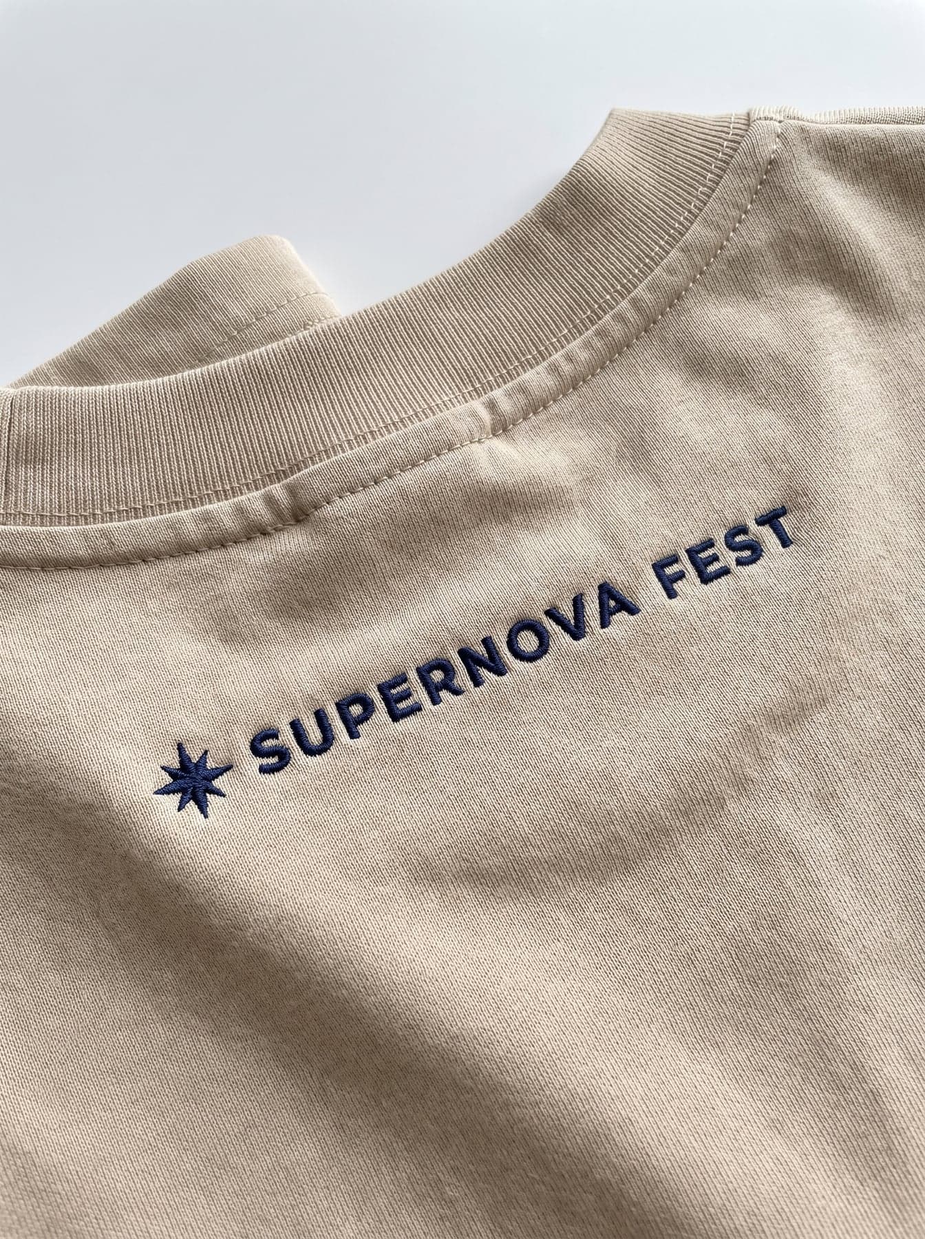 Le marquage — Build Your Brand Heavy Oversize Tee Sand, broderie petit format, dans le dos
