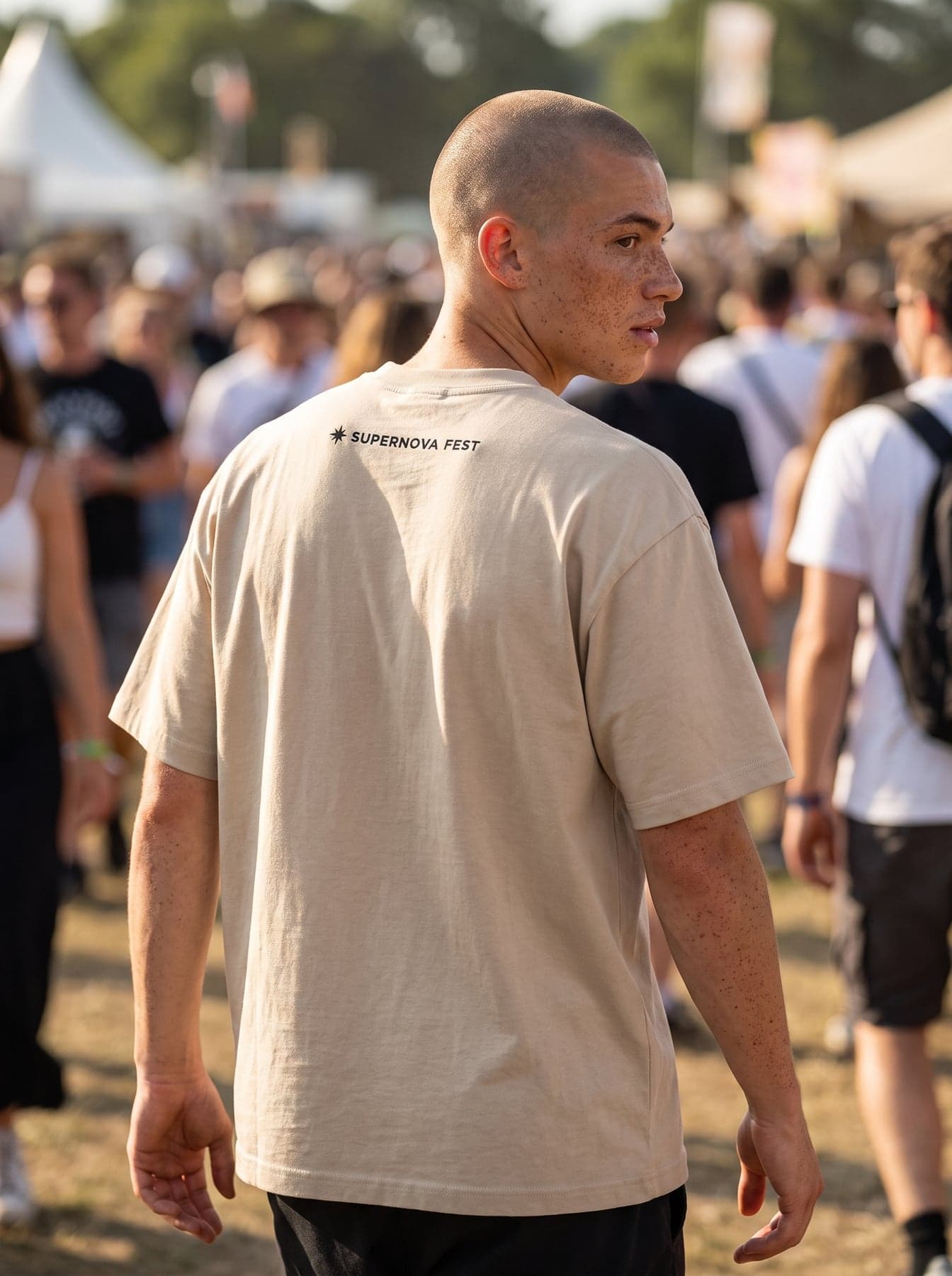 Porté — Build Your Brand Heavy Oversize Tee Sand, broderie petit format, dans le dos