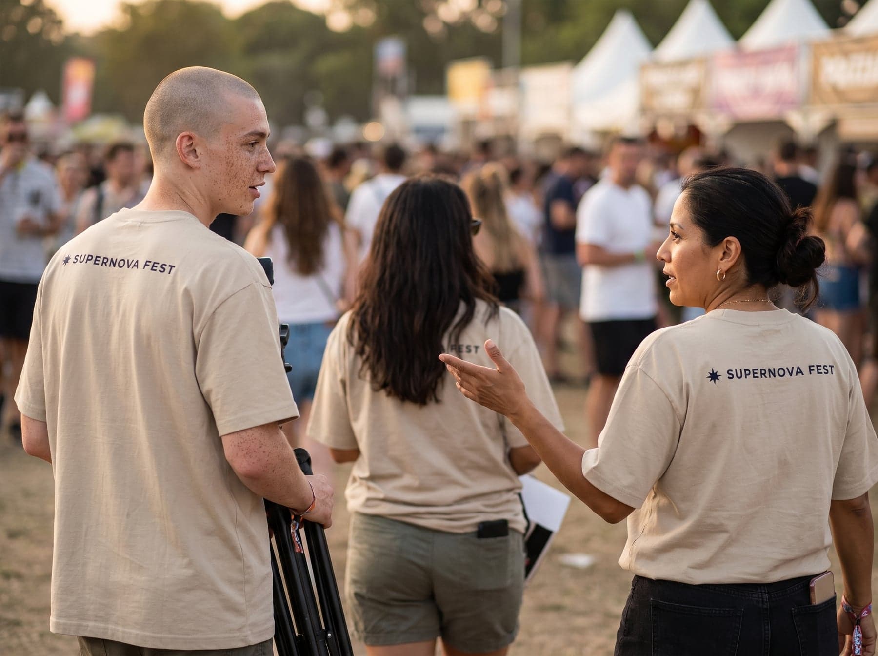 En situation — Build Your Brand Heavy Oversize Tee Sand, broderie petit format, dans le dos