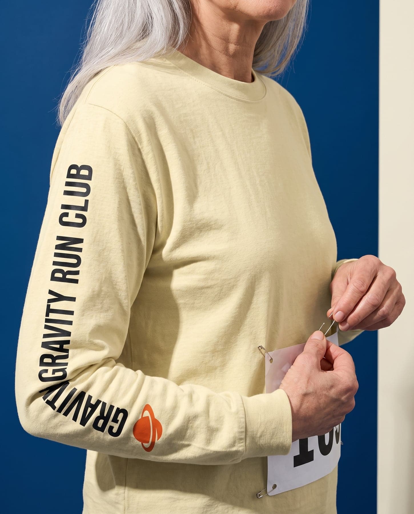 Porté — Bella+Canvas Unisex Heavy Boxy Long Sleeve Tee Natural, transfert DTF en grand format, sur la manche