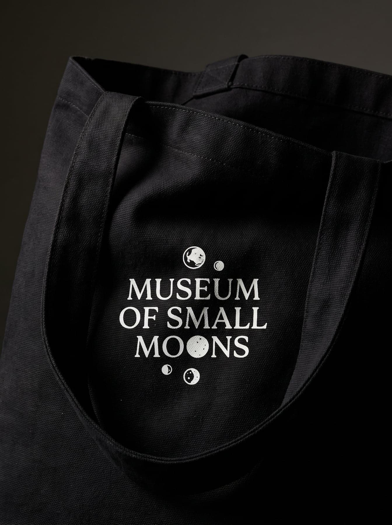 Le marquage — Westford Mill Organic Premium Cotton Maxi Tote Black, sérigraphie en grand format, devant
