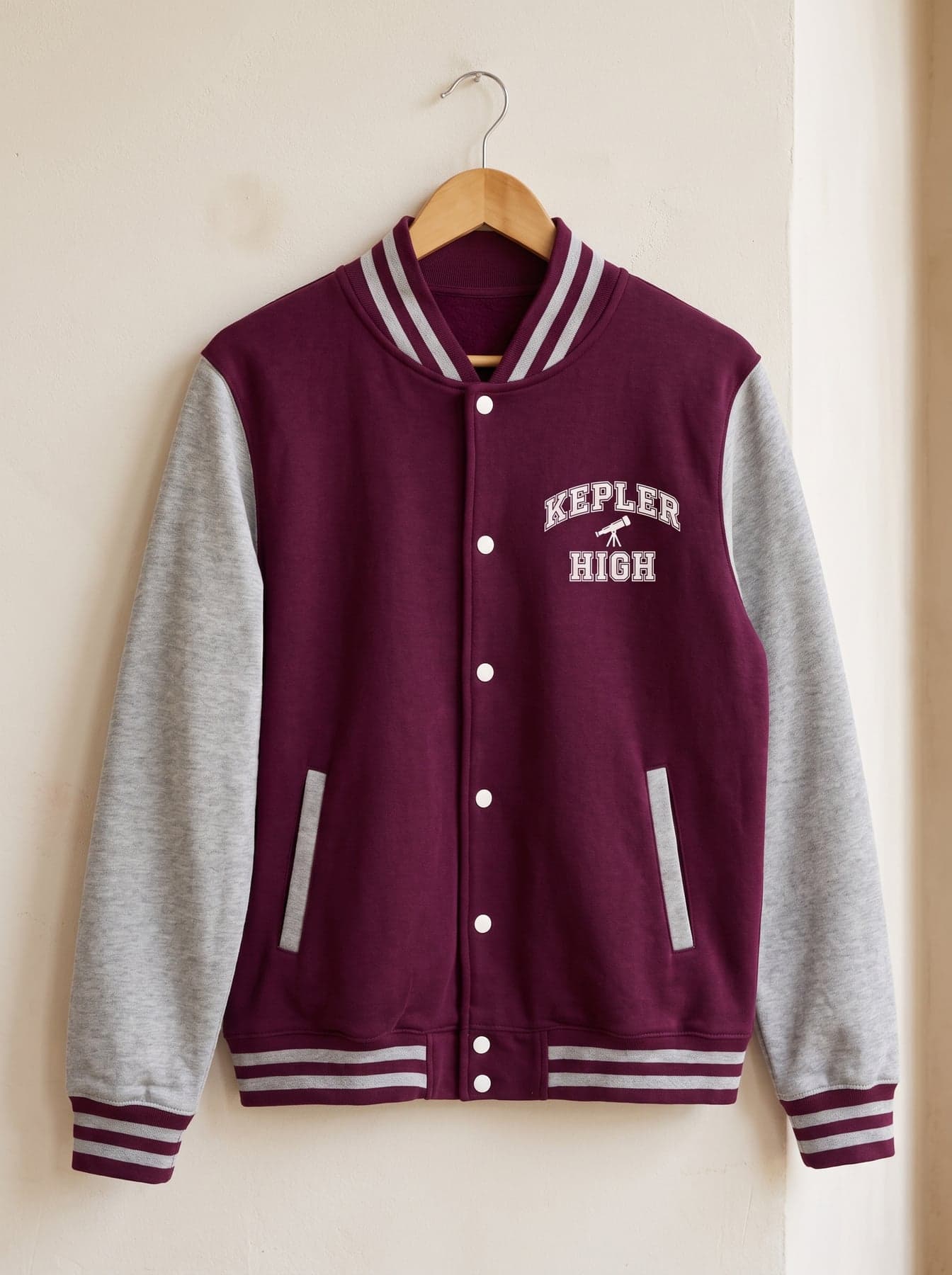 Gepersonaliseerd geborduurd college-jack: varsity-typografie in een boog